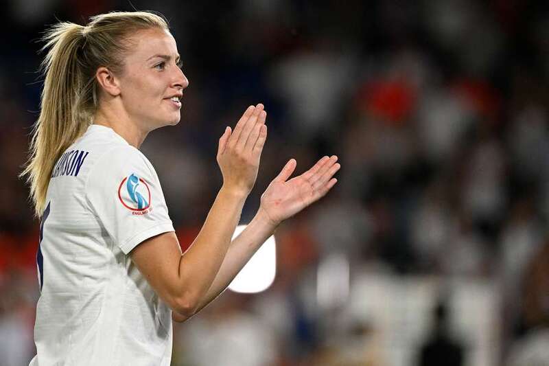 Cầu thủ Leah Williamson cùng đội tuyển Anh