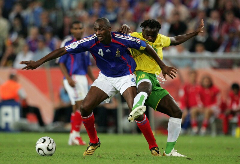 Patrick Vieira thi đấu hết mình trong vai trò tiền vệ