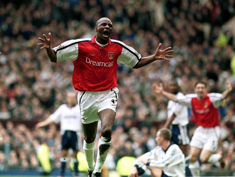 Vieira ăn mừng chiến thắng trong màu áo Arsenal